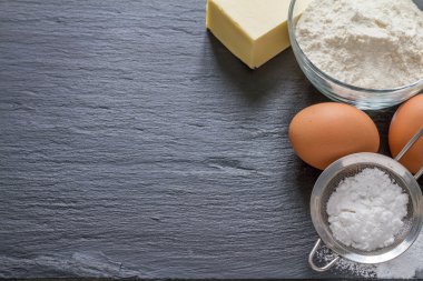 Paskalya ekmek için malzemeler