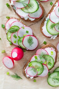 süzme peynirli sandviç