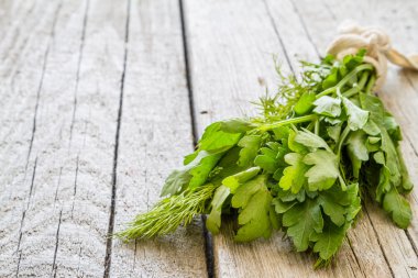 Dereotu ve maydanoz rustik ahşap zemin üzerine