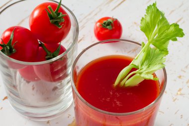 Bardakta domates suyu