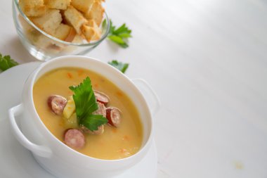 Beyaz kase bezelye çorbası