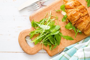 Sandviç kruvasan jambon brie roka ile