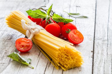 Pişmemiş makarna, domates, fesleğen