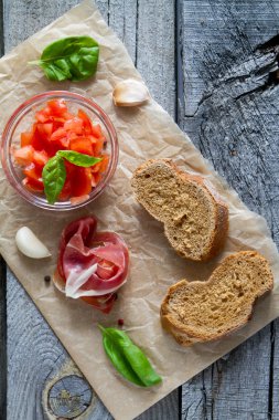 Fesleğenli domates bruschetta yapraklar