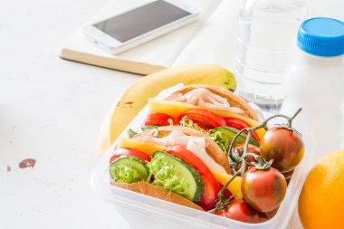 Yoğurt ve meyve ile öğle yemeği kutusu