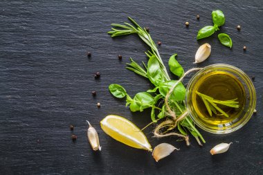 Rustik ahşap zemin üzerine aromatik otlar