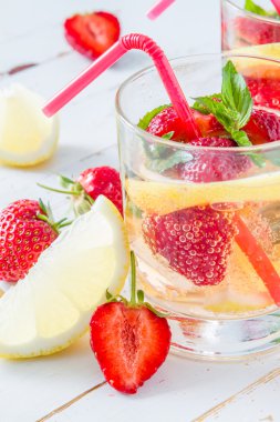 Çilek limonata ve malzemeler