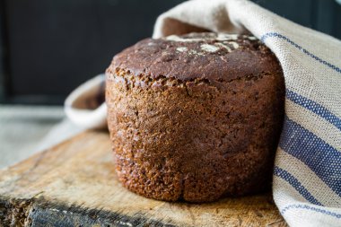 Çavdar ekmeği ahşap tahta üzerinde