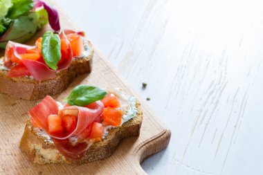 Fesleğenli domates bruschetta yapraklar