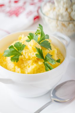 Banush - geleneksel Ukrayna Mısır yemek