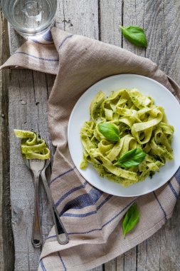 Pesto soslu Tagliatelle makarnası.