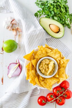 Guacamole sos ve cips