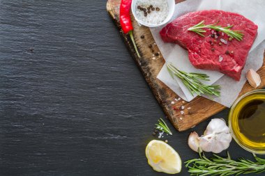 Ahşap arka plan üzerinde çiğ et