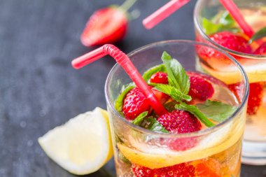 Çilek limonata ve malzemeler