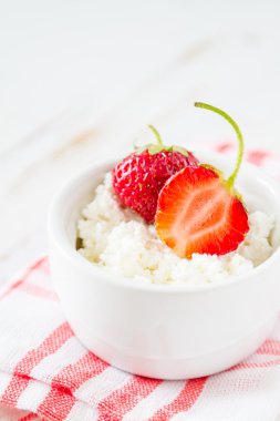 Çilekli süzme peynir.