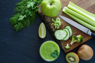 Yeşil smoothie ve malzemeler