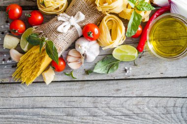 Makarna ve malzemelerin rustik arka plan üzerine