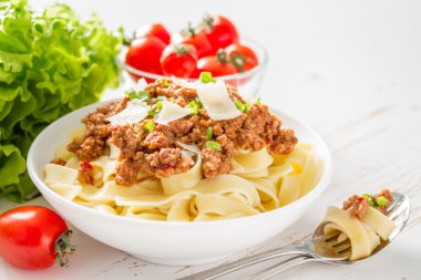 Spagetti bolognese peynirli