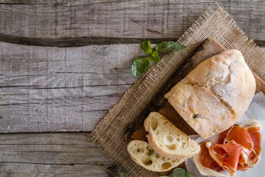 meze - ciabatta, jambon, fesleğen, domates