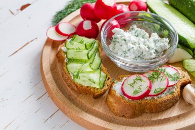 Bruschetta süzme peynir ile