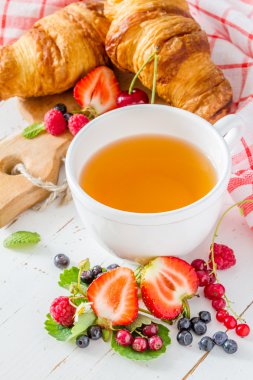 Kahvaltı - kruvasan çilek ile