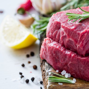 Ahşap arka plan üzerinde çiğ et