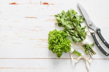 Beyaz ahşap zemin üzerinde otlar