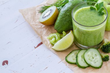 Yeşil smoothie ve malzemeler