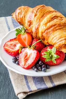 Kahvaltı - kruvasan çilek ile