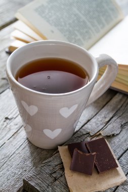 Sabah snack rustik ahşap zemin üzerine