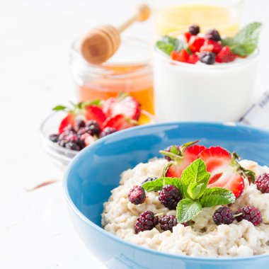 Kahvaltı - yulaf ezmesi, meyveler