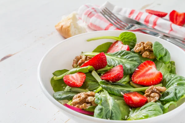 Ispanak, çilek salatası fındık