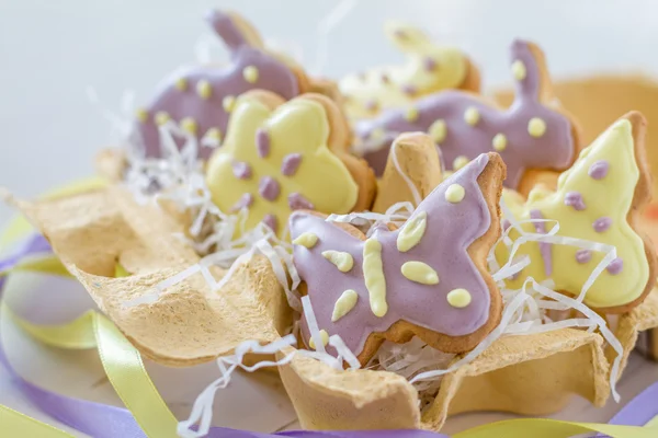 Páscoa - borboleta e biscoitos em forma de coelho — Fotografia de Stock