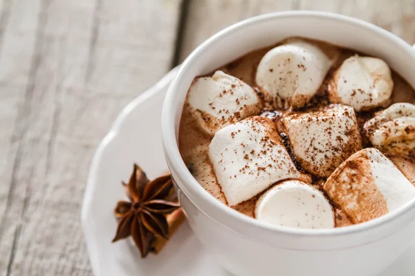 Varm choklad med marshmallows — Stockfoto