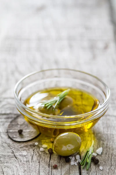 Azeitonas e óleo em taça de vidro — Fotografia de Stock