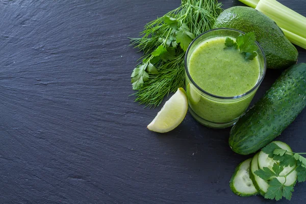 Batido verde e ingredientes —  Fotos de Stock