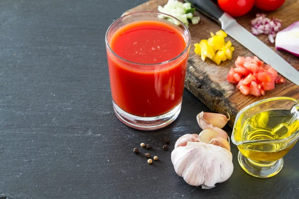 Gazpacho yaz çorbası malzemeler