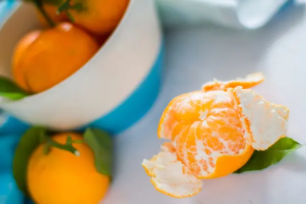 Mandarins em tigela branca — Fotografia de Stock