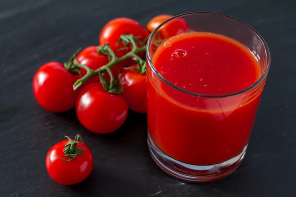 Suco de tomate em vidro — Fotografia de Stock