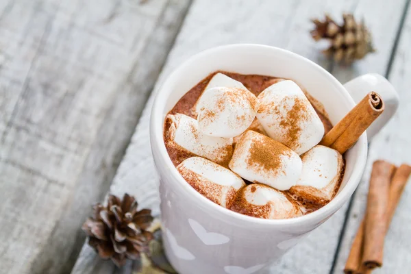 Chocolate quente com marshmallows — Fotografia de Stock