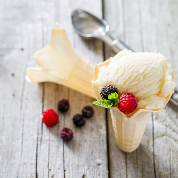 Sorvete de baunilha em cone de waffle — Fotografia de Stock