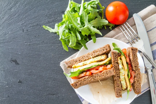 Sandwich vegetariano con hamburguesa de calabacín —  Fotos de Stock