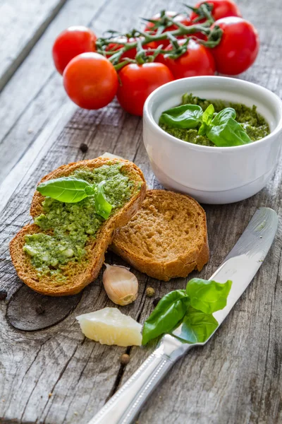 Bruschetta com molho de pesto fresco — Fotografia de Stock