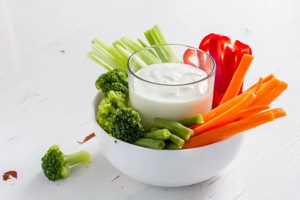 Чаша с овощами и соусом йогурта — стоковое фото