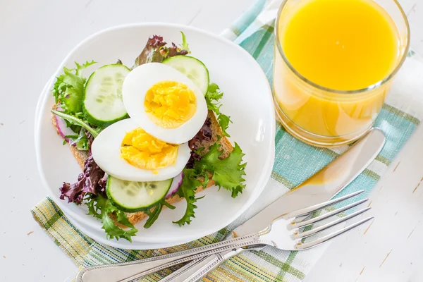 Sandwich aux œufs avec salade — Photo