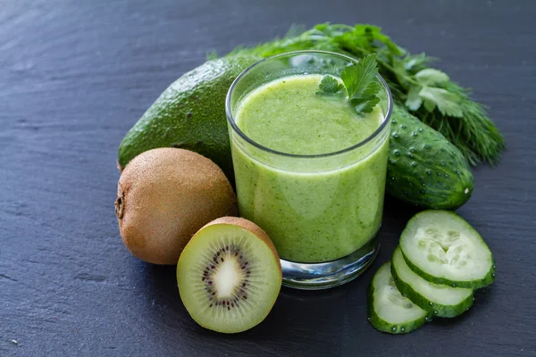 Smoothie verde e ingredientes — Fotografia de Stock