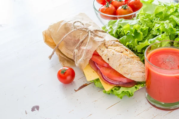 Sandviç salata ve domates ile — Stok fotoğraf