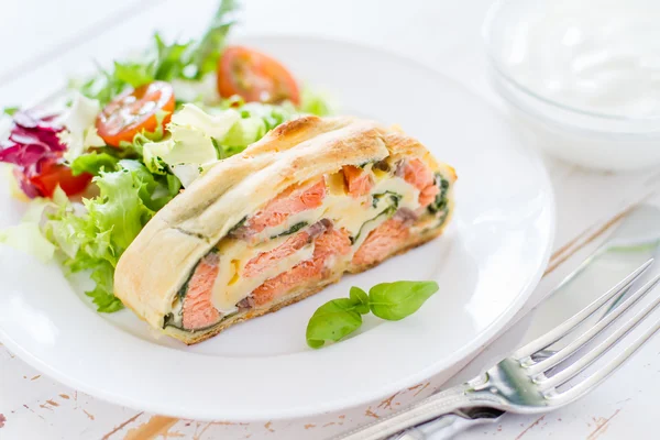 Pastel de trudel con salmón y espinacas —  Fotos de Stock