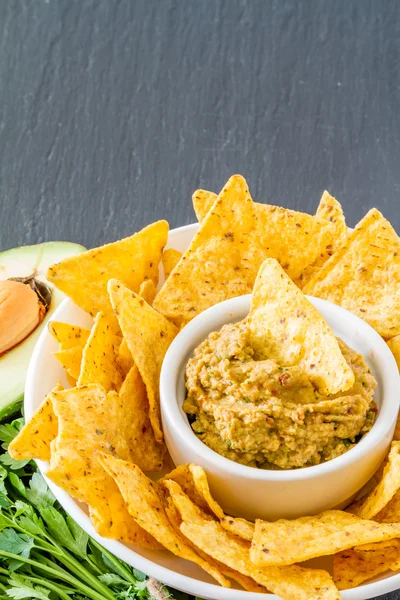 Guacamole szósszal és nachos — Stock Fotó