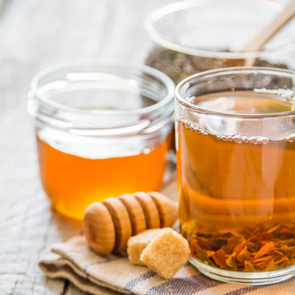 Té negro en taza de vidrio — Foto de Stock